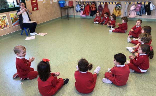 Los alumnos repiten los ejercicios de una profesora. 