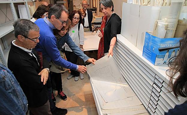 María Pía Senent muestra documentos durante la visita al Archivo Histórico Provincial. .