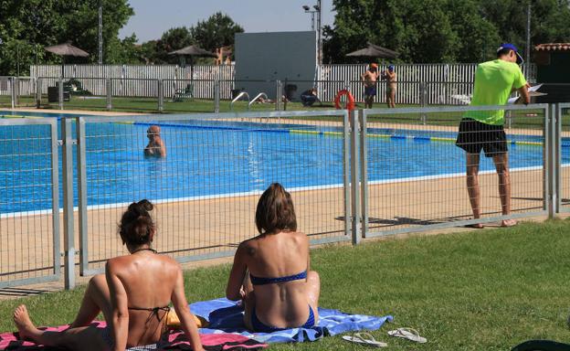 Bañistas en una piscina.