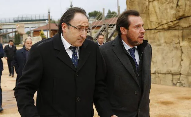 Polanco y Puente, en la inauguración del campo de la Fundación Johan Cruyff, en Palencia en diciembre de 2016. 