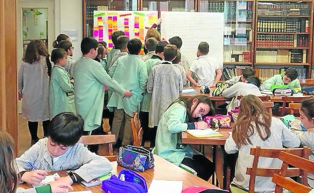 Los alumnos participantes del proyecto trabajan para ponerlo todo a punto.