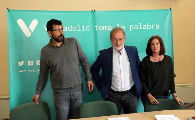 Los tres concejales electos de Toma la Palabra, Alberto Bustos, Manuel Saravia y María Sánchez. 