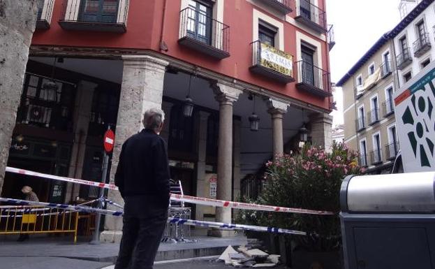 El exterior del número 2 de la plaza del Ochavo continúa acordonado.