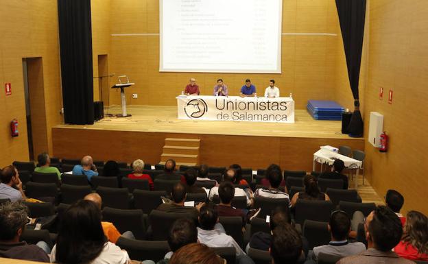 Seguidores de Unionistas siguen una Asamblea de socios. 