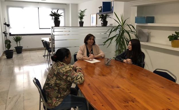 Elena Domínguez, en el centro, durante un proceso de selección en las oficinas de HogarKing. 