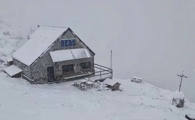 Imagen de este martes del refugio de Collado Jermoso, en los Picos de Europa, en León. 