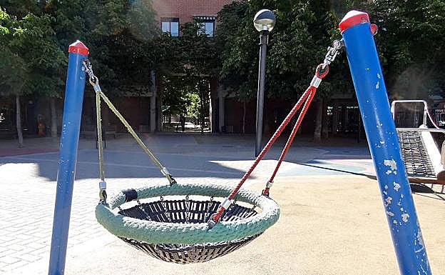 Columpios vacíos ayer en la plaza de la Solidaridad. Al fondo, por un pasadizo, se encuentra la plaza de la Armonía, donde se produjo el aparente intento de rapto de una niña el martes..