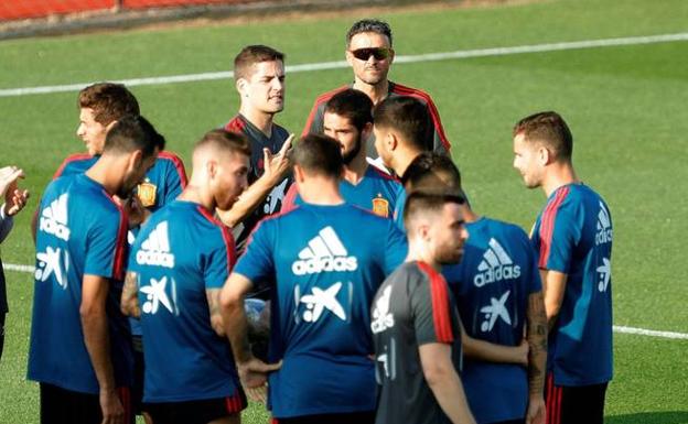 Robert Moreno y Luis Enrique, durante una sesión en Las Rozas del pasado 2018