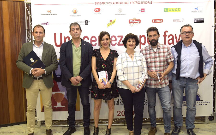 Los premiados posan con los organizadores del concurso