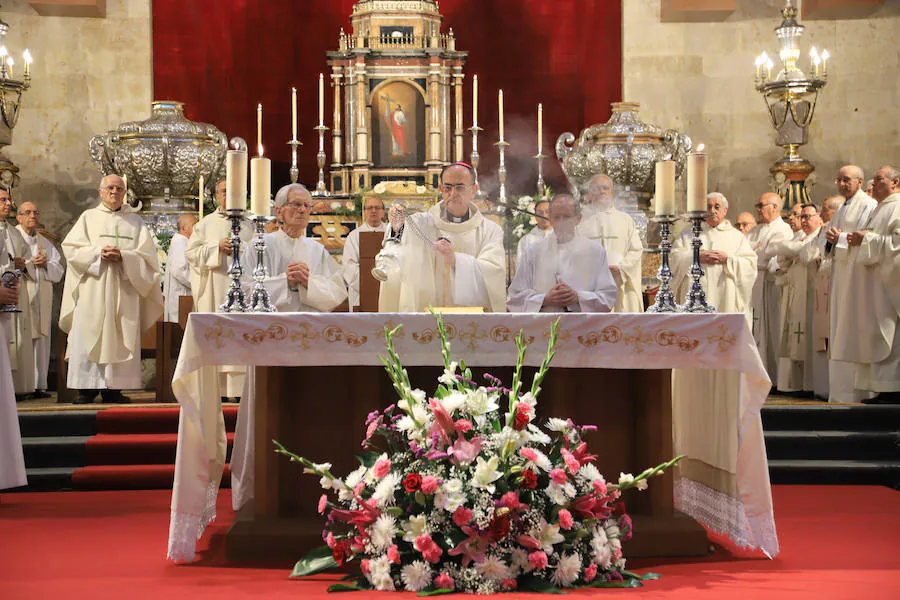 Un desfile de la comitiva municipal ha precedido a una misa en homenaje a San Juan de Sahagún, patrón de la capital salamantina.