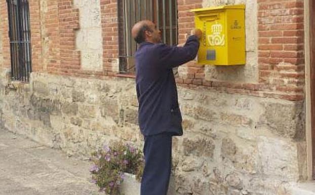 Un cartero recoge la correspondencia depositada en un buzón de la provincia. 