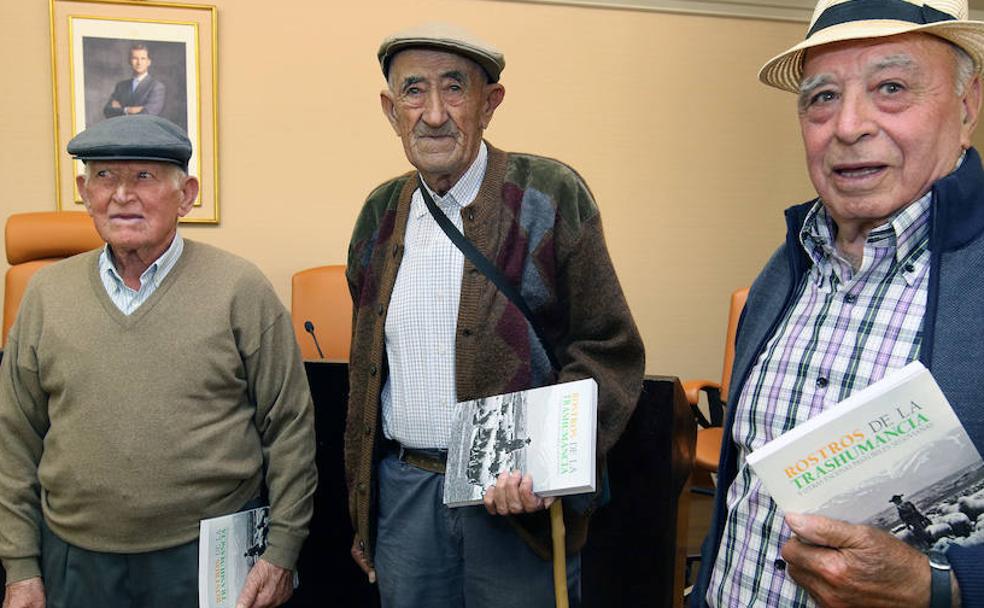 De izquierda a derecha, los pastores Félix Velasco, Pedro de Pedro y Juan Martín posan con el libro. 