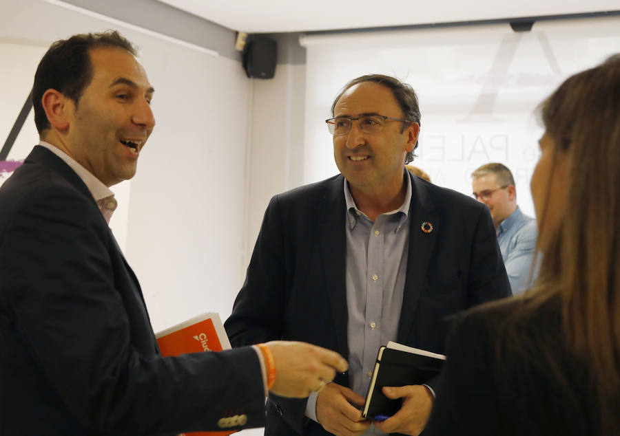 Mario Simón, a la izquierda, conversa con Alfonso Polanco y Laura Lombraña, en el debate organizado por El Norte. 