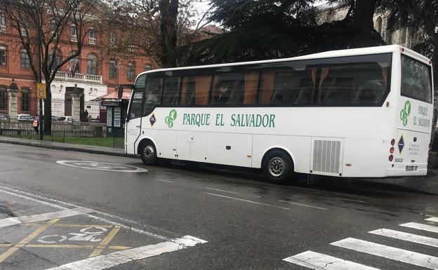  Autobús de de la funeraria Parque El Salvador, detenido en la Plaza de San Pablo. 