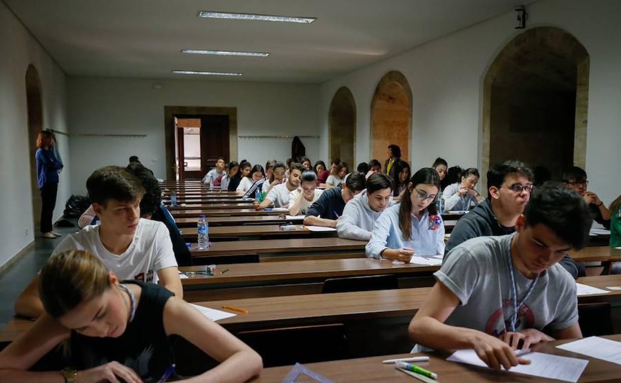Varios alumnos realizan la prueba de la EBAU en Salamanca.