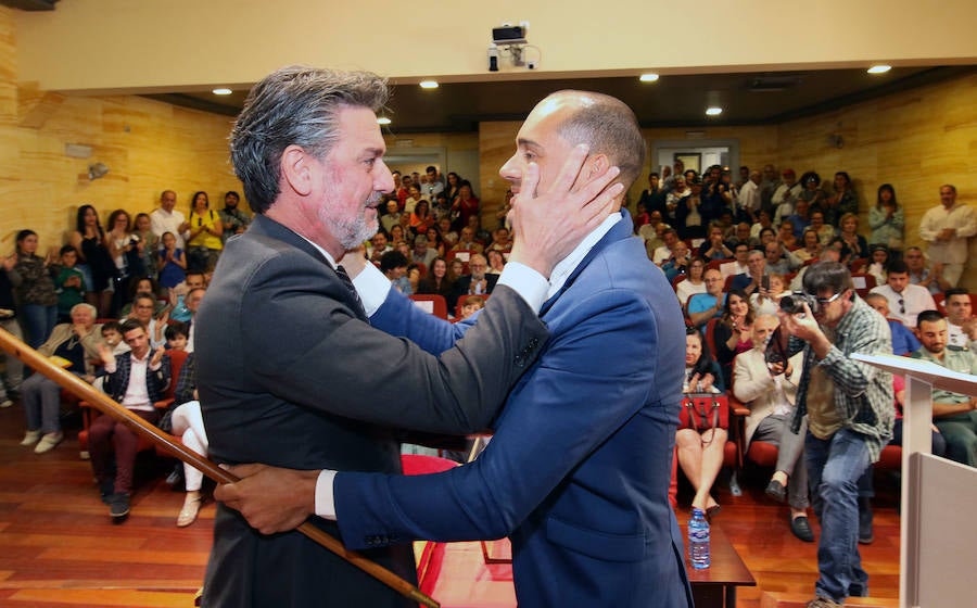 Fotos: Samuel Alonso coge el relevo de Joseé Luis Vázquez en el ayuntamiento del Real Sitio