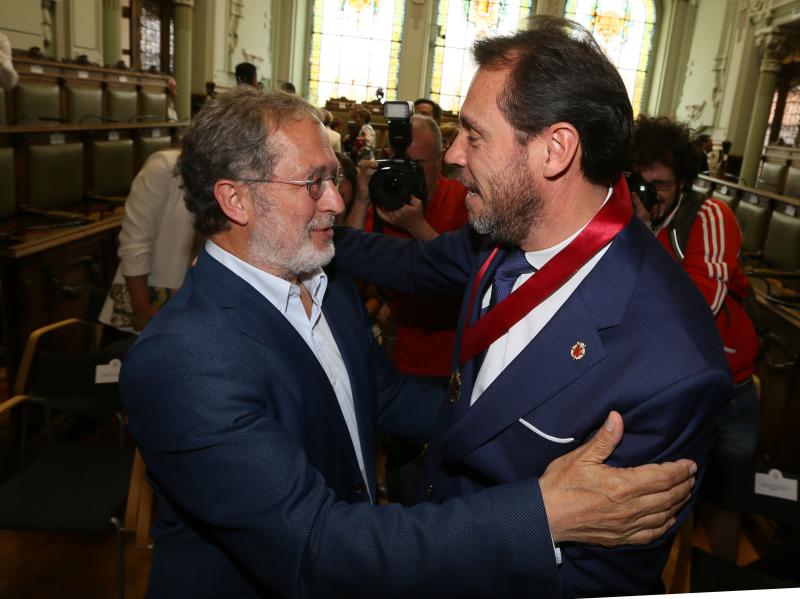 El alcalde de Valladolid, Óscar Puente, ha sido investido este sábado por segundo mandato consecutivo en un Pleno de constitución de la Corporación del Ayuntamiento vallisoletano, gracias a los once votos de los concejales del Grupo Socialista y a los tres de Toma la Palabra, con lo que ha obtenido la mayoría absoluta necesaria para ser proclamado alcalde en la primera votación