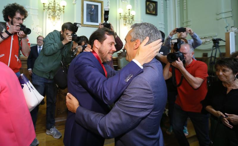 El alcalde de Valladolid, Óscar Puente, ha sido investido este sábado por segundo mandato consecutivo en un Pleno de constitución de la Corporación del Ayuntamiento vallisoletano, gracias a los once votos de los concejales del Grupo Socialista y a los tres de Toma la Palabra, con lo que ha obtenido la mayoría absoluta necesaria para ser proclamado alcalde en la primera votación