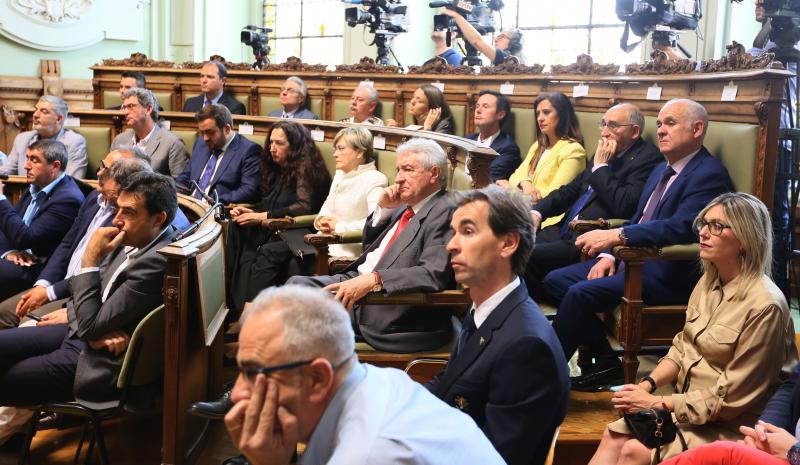 El alcalde de Valladolid, Óscar Puente, ha sido investido este sábado por segundo mandato consecutivo en un Pleno de constitución de la Corporación del Ayuntamiento vallisoletano, gracias a los once votos de los concejales del Grupo Socialista y a los tres de Toma la Palabra, con lo que ha obtenido la mayoría absoluta necesaria para ser proclamado alcalde en la primera votación