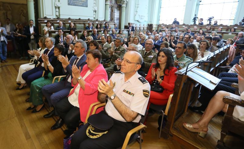 El alcalde de Valladolid, Óscar Puente, ha sido investido este sábado por segundo mandato consecutivo en un Pleno de constitución de la Corporación del Ayuntamiento vallisoletano, gracias a los once votos de los concejales del Grupo Socialista y a los tres de Toma la Palabra, con lo que ha obtenido la mayoría absoluta necesaria para ser proclamado alcalde en la primera votación