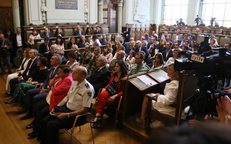 El alcalde de Valladolid, Óscar Puente, ha sido investido este sábado por segundo mandato consecutivo en un Pleno de constitución de la Corporación del Ayuntamiento vallisoletano, gracias a los once votos de los concejales del Grupo Socialista y a los tres de Toma la Palabra, con lo que ha obtenido la mayoría absoluta necesaria para ser proclamado alcalde en la primera votación