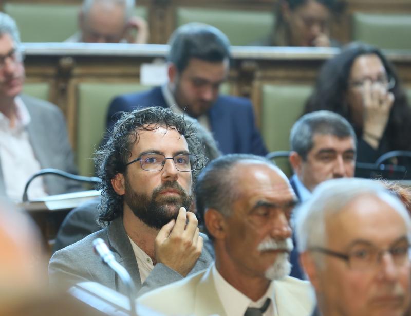 El alcalde de Valladolid, Óscar Puente, ha sido investido este sábado por segundo mandato consecutivo en un Pleno de constitución de la Corporación del Ayuntamiento vallisoletano, gracias a los once votos de los concejales del Grupo Socialista y a los tres de Toma la Palabra, con lo que ha obtenido la mayoría absoluta necesaria para ser proclamado alcalde en la primera votación