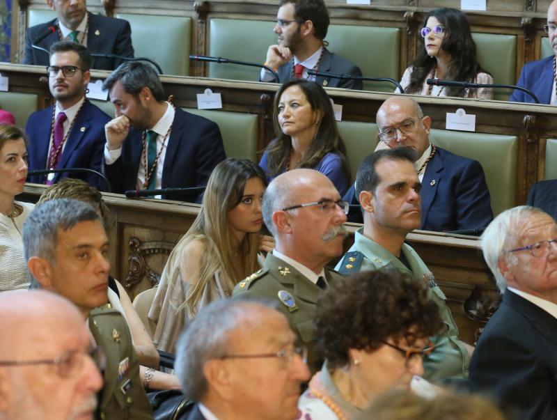 El alcalde de Valladolid, Óscar Puente, ha sido investido este sábado por segundo mandato consecutivo en un Pleno de constitución de la Corporación del Ayuntamiento vallisoletano, gracias a los once votos de los concejales del Grupo Socialista y a los tres de Toma la Palabra, con lo que ha obtenido la mayoría absoluta necesaria para ser proclamado alcalde en la primera votación