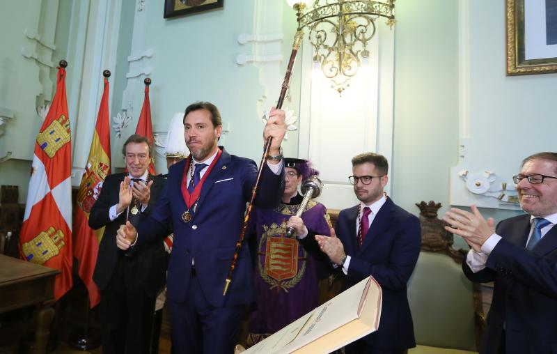 El alcalde de Valladolid, Óscar Puente, ha sido investido este sábado por segundo mandato consecutivo en un Pleno de constitución de la Corporación del Ayuntamiento vallisoletano, gracias a los once votos de los concejales del Grupo Socialista y a los tres de Toma la Palabra, con lo que ha obtenido la mayoría absoluta necesaria para ser proclamado alcalde en la primera votación