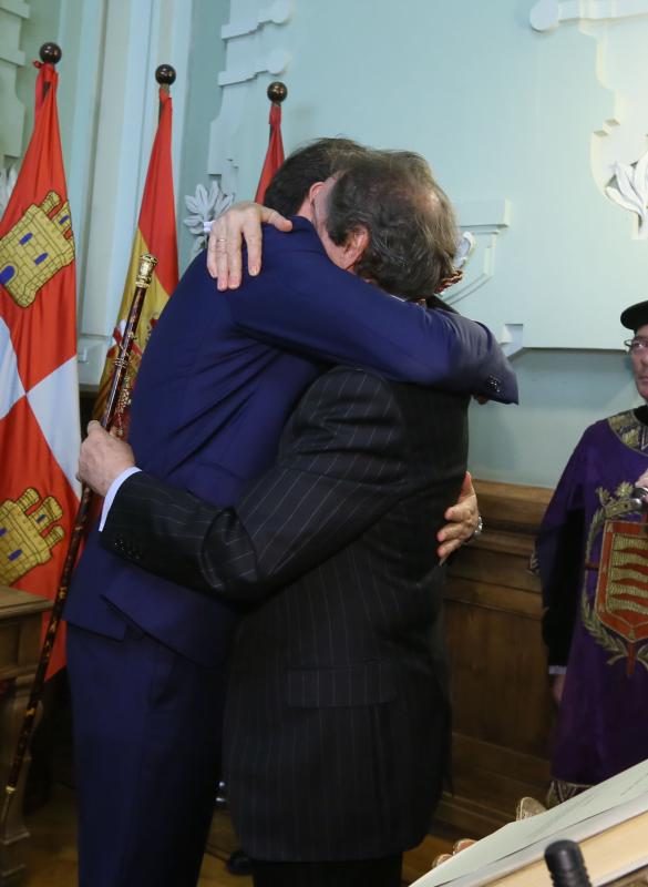 El alcalde de Valladolid, Óscar Puente, ha sido investido este sábado por segundo mandato consecutivo en un Pleno de constitución de la Corporación del Ayuntamiento vallisoletano, gracias a los once votos de los concejales del Grupo Socialista y a los tres de Toma la Palabra, con lo que ha obtenido la mayoría absoluta necesaria para ser proclamado alcalde en la primera votación