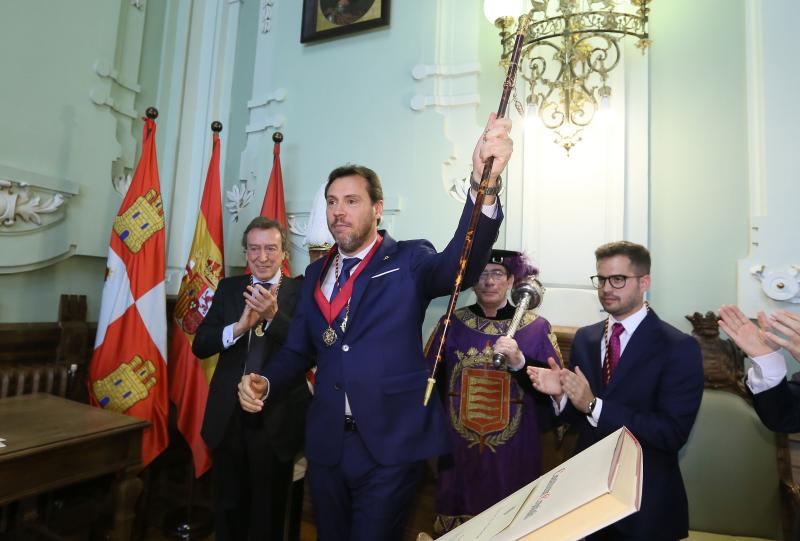 El alcalde de Valladolid, Óscar Puente, ha sido investido este sábado por segundo mandato consecutivo en un Pleno de constitución de la Corporación del Ayuntamiento vallisoletano, gracias a los once votos de los concejales del Grupo Socialista y a los tres de Toma la Palabra, con lo que ha obtenido la mayoría absoluta necesaria para ser proclamado alcalde en la primera votación