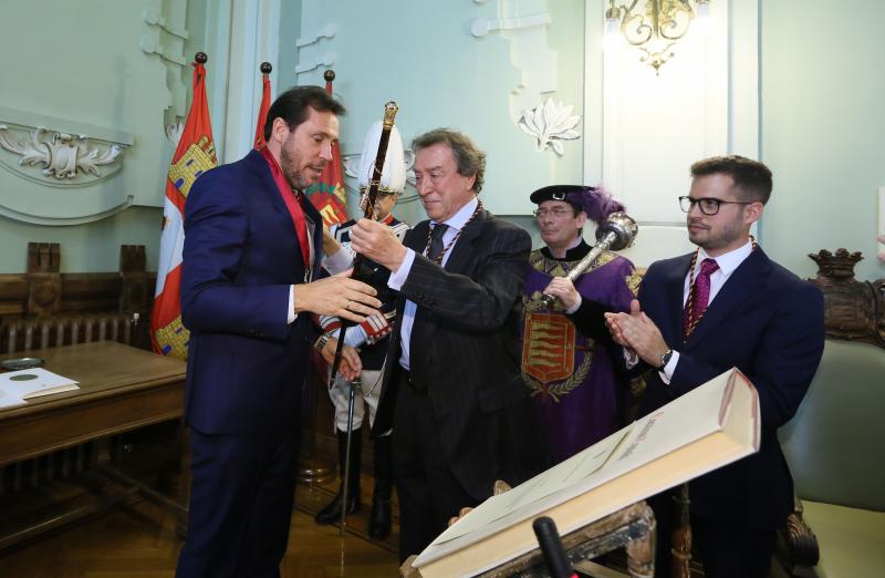 El alcalde de Valladolid, Óscar Puente, ha sido investido este sábado por segundo mandato consecutivo en un Pleno de constitución de la Corporación del Ayuntamiento vallisoletano, gracias a los once votos de los concejales del Grupo Socialista y a los tres de Toma la Palabra, con lo que ha obtenido la mayoría absoluta necesaria para ser proclamado alcalde en la primera votación