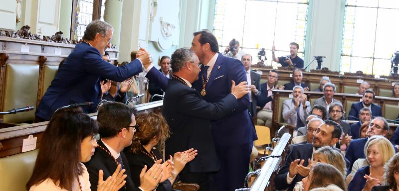 El alcalde de Valladolid, Óscar Puente, ha sido investido este sábado por segundo mandato consecutivo en un Pleno de constitución de la Corporación del Ayuntamiento vallisoletano, gracias a los once votos de los concejales del Grupo Socialista y a los tres de Toma la Palabra, con lo que ha obtenido la mayoría absoluta necesaria para ser proclamado alcalde en la primera votación