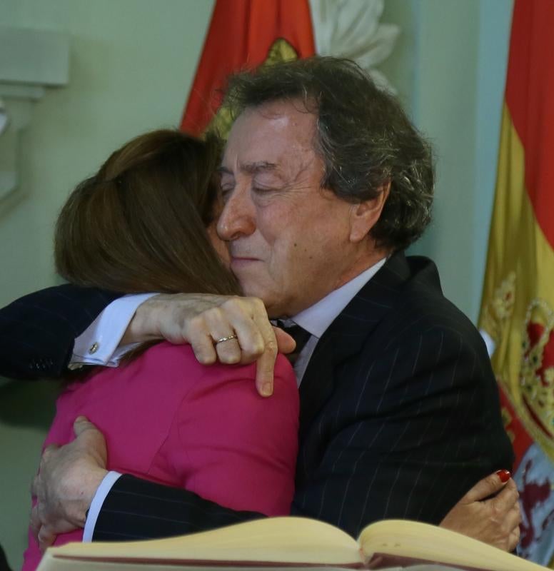 El alcalde de Valladolid, Óscar Puente, ha sido investido este sábado por segundo mandato consecutivo en un Pleno de constitución de la Corporación del Ayuntamiento vallisoletano, gracias a los once votos de los concejales del Grupo Socialista y a los tres de Toma la Palabra, con lo que ha obtenido la mayoría absoluta necesaria para ser proclamado alcalde en la primera votación