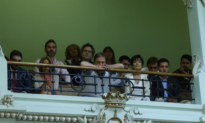 El alcalde de Valladolid, Óscar Puente, ha sido investido este sábado por segundo mandato consecutivo en un Pleno de constitución de la Corporación del Ayuntamiento vallisoletano, gracias a los once votos de los concejales del Grupo Socialista y a los tres de Toma la Palabra, con lo que ha obtenido la mayoría absoluta necesaria para ser proclamado alcalde en la primera votación