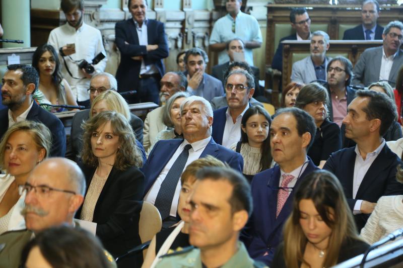 El alcalde de Valladolid, Óscar Puente, ha sido investido este sábado por segundo mandato consecutivo en un Pleno de constitución de la Corporación del Ayuntamiento vallisoletano, gracias a los once votos de los concejales del Grupo Socialista y a los tres de Toma la Palabra, con lo que ha obtenido la mayoría absoluta necesaria para ser proclamado alcalde en la primera votación