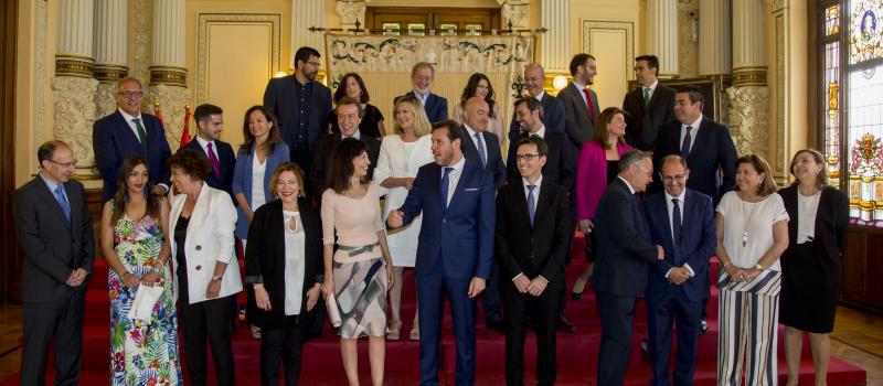 El alcalde de Valladolid, Óscar Puente, ha sido investido este sábado por segundo mandato consecutivo en un Pleno de constitución de la Corporación del Ayuntamiento vallisoletano, gracias a los once votos de los concejales del Grupo Socialista y a los tres de Toma la Palabra, con lo que ha obtenido la mayoría absoluta necesaria para ser proclamado alcalde en la primera votación