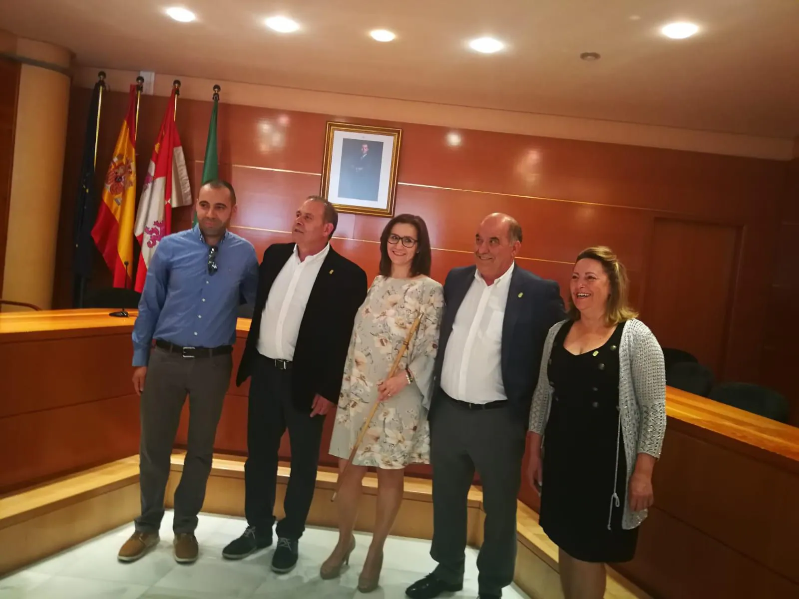 La nueva alcaldesa de La Cistérniga posa con su equipo de Gobierno y el alcalde saliente Mariano Suárez.