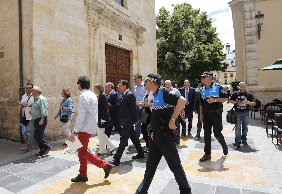 Fotos: Protesta en Palencia ante el acuerdo de PP, Cs y Vox que otorga la Alcaldía a Mario Simón