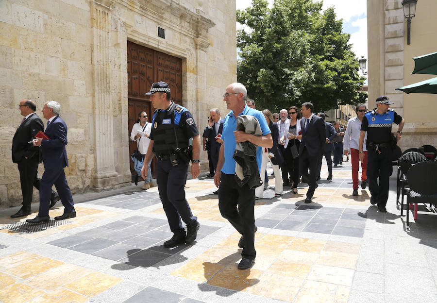 Fotos: Protesta en Palencia ante el acuerdo de PP, Cs y Vox que otorga la Alcaldía a Mario Simón