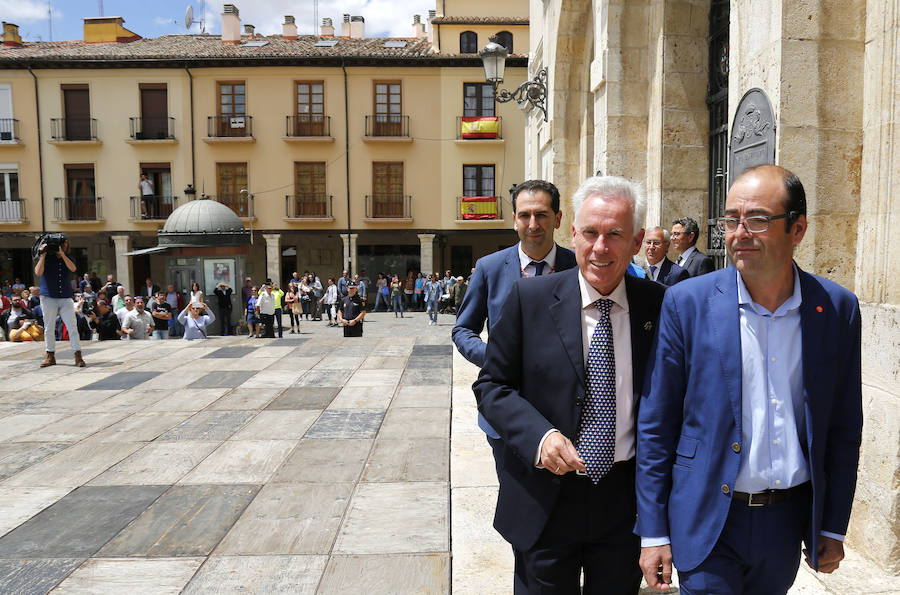 Fotos: Protesta en Palencia ante el acuerdo de PP, Cs y Vox que otorga la Alcaldía a Mario Simón