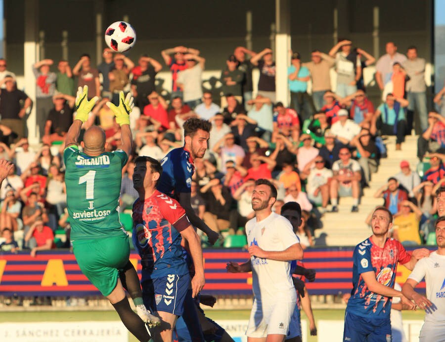 Fotos: La Segoviana pierde sus opciones de ascenso con la derrota ante el Villarrobledo.