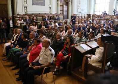 Imagen secundaria 1 - Foto de familia de la corporación muicipal vallisoletana. Público presente en el salón de plenos. José Antonio de Santiago-Juárez (PP), el edil de más edad del pleno, estuvo muy emocionado durante todo el acto.