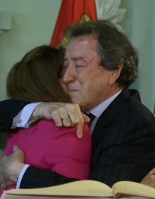 Imagen secundaria 2 - Foto de familia de la corporación muicipal vallisoletana. Público presente en el salón de plenos. José Antonio de Santiago-Juárez (PP), el edil de más edad del pleno, estuvo muy emocionado durante todo el acto.