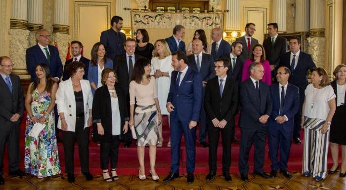 Imagen principal - Foto de familia de la corporación muicipal vallisoletana. Público presente en el salón de plenos. José Antonio de Santiago-Juárez (PP), el edil de más edad del pleno, estuvo muy emocionado durante todo el acto.