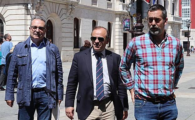 Ángel Martín, candidato de Vox a la Alcaldía de Burgos, junto a Fernando Martínez y Javier Martínez .