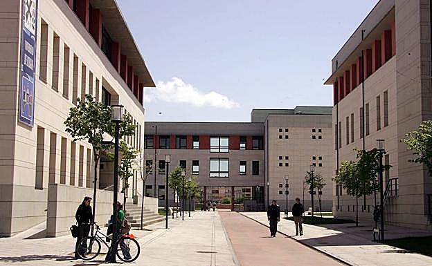 Biblioteca universitaria, al lado la facultad de Económicas de la Universidad de Burgos.