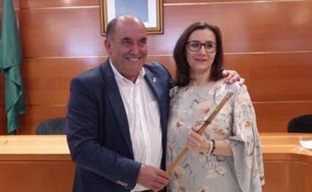 La alcaldesa, Patricia González, recibe el bastón de mando del exalcalde