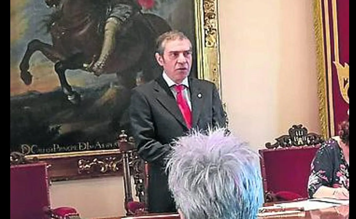 Ramón López, del PSOE, en su investidura como alcalde de Sepúlveda. 