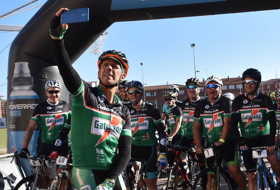 El exciclista profesional Peio Ruiz, se hace un 'selfie' con los primeros corredores de la prueba, ayer en Aguilar.