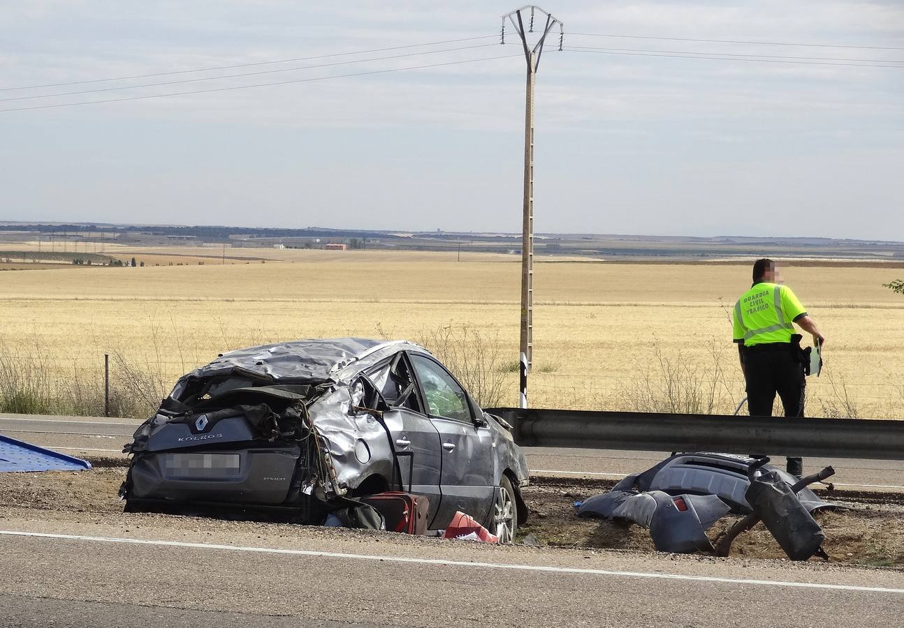 El vehículo, un Renault Koleos, se salió de la calzada, saltó el quitamiedos y acabó volcando sobre la medina de la autovía | Los cuatro ocupantes del vehículo han resultado heridos graves